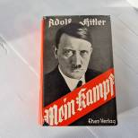 Livre Mein Kampf avec sa jaquette 