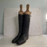 Paire de bottes officier cuir noir et embouchoirs 