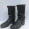 WH Paire de bottes cloutées cuir noir  troupe 