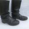 WH Paire de bottes cloutées cuir noir  troupe 