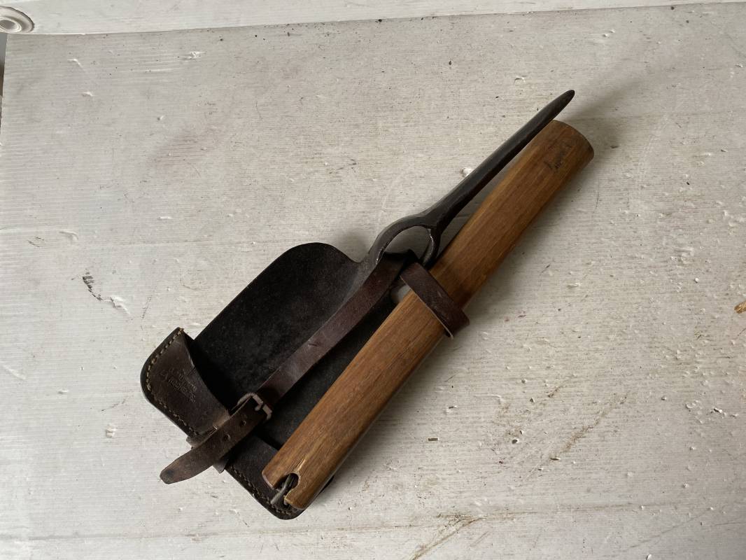 Outillage, pelles, pioches, etc... militaria Pelle Outillage, pelles, pioches, etc... militaria Pelle